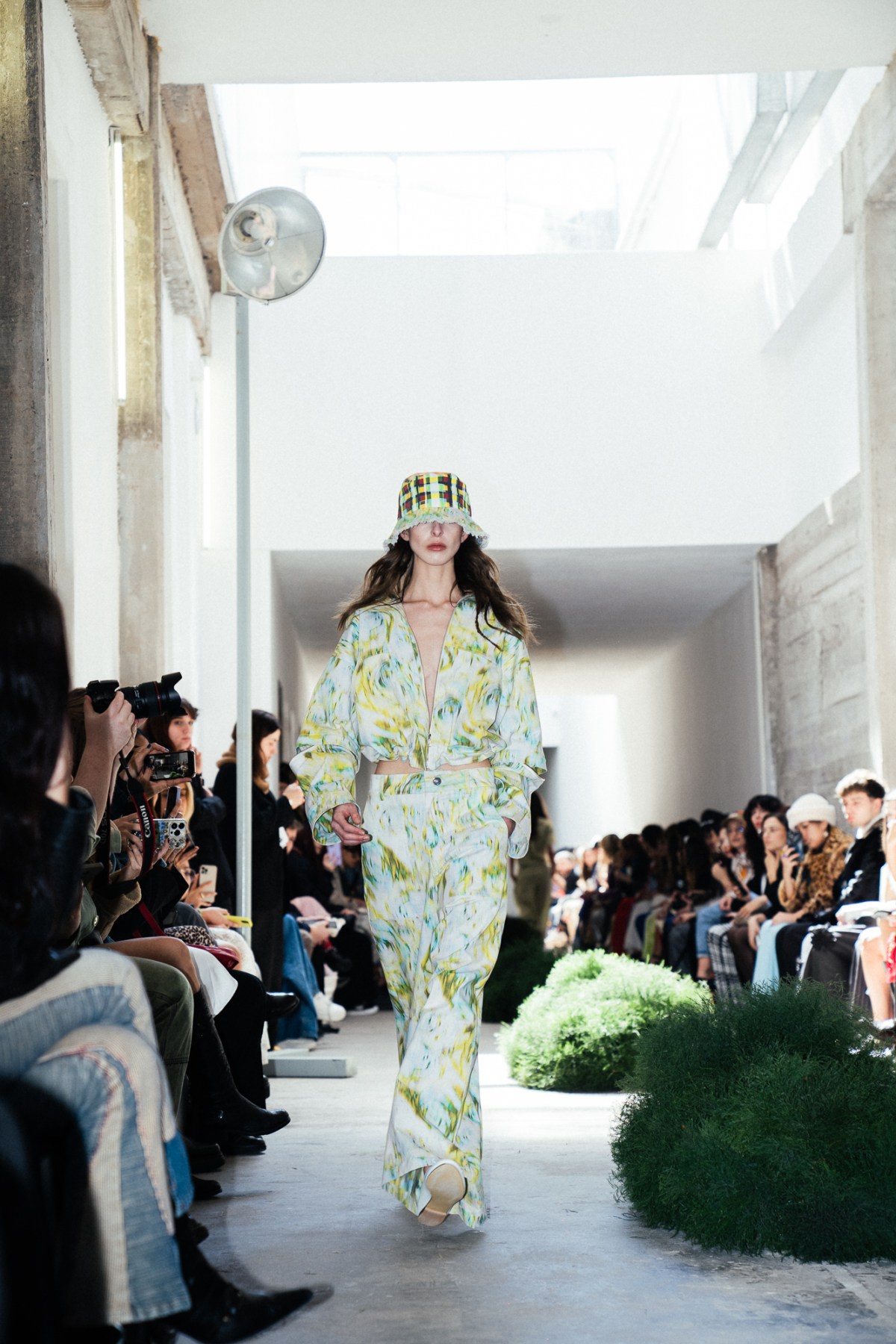 “Abstracción Nómade”: una colección que pone en foco el origen y la travesía hacia la gran ciudad 