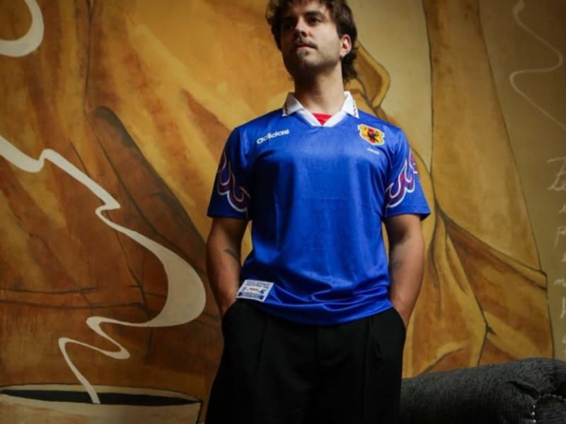 Blokecore: La tendencia de usar la camiseta fuera de la&nbsp;cancha